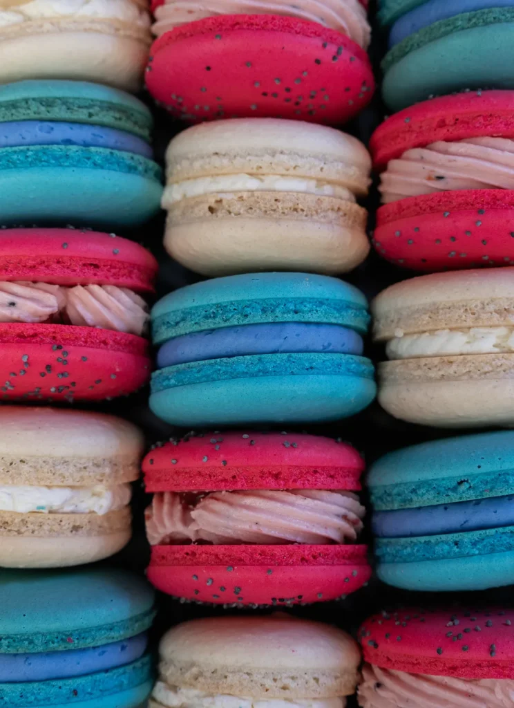 Rows of filled macarons.